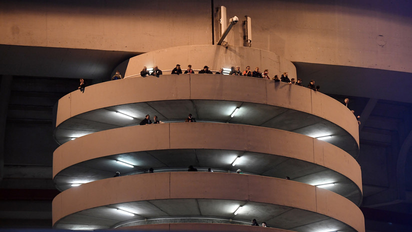 Una ilusión óptica en las escaleras de un estadio de Milán hipnotiza a los usuarios de las redes (VIDEO)