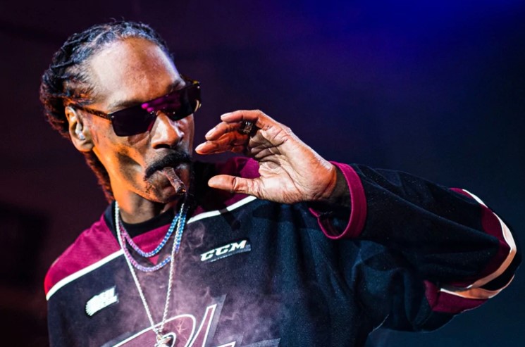 El rapero Snoop Dogg contrató a un empleado solo para que le arme los cigarrillos de marihuana