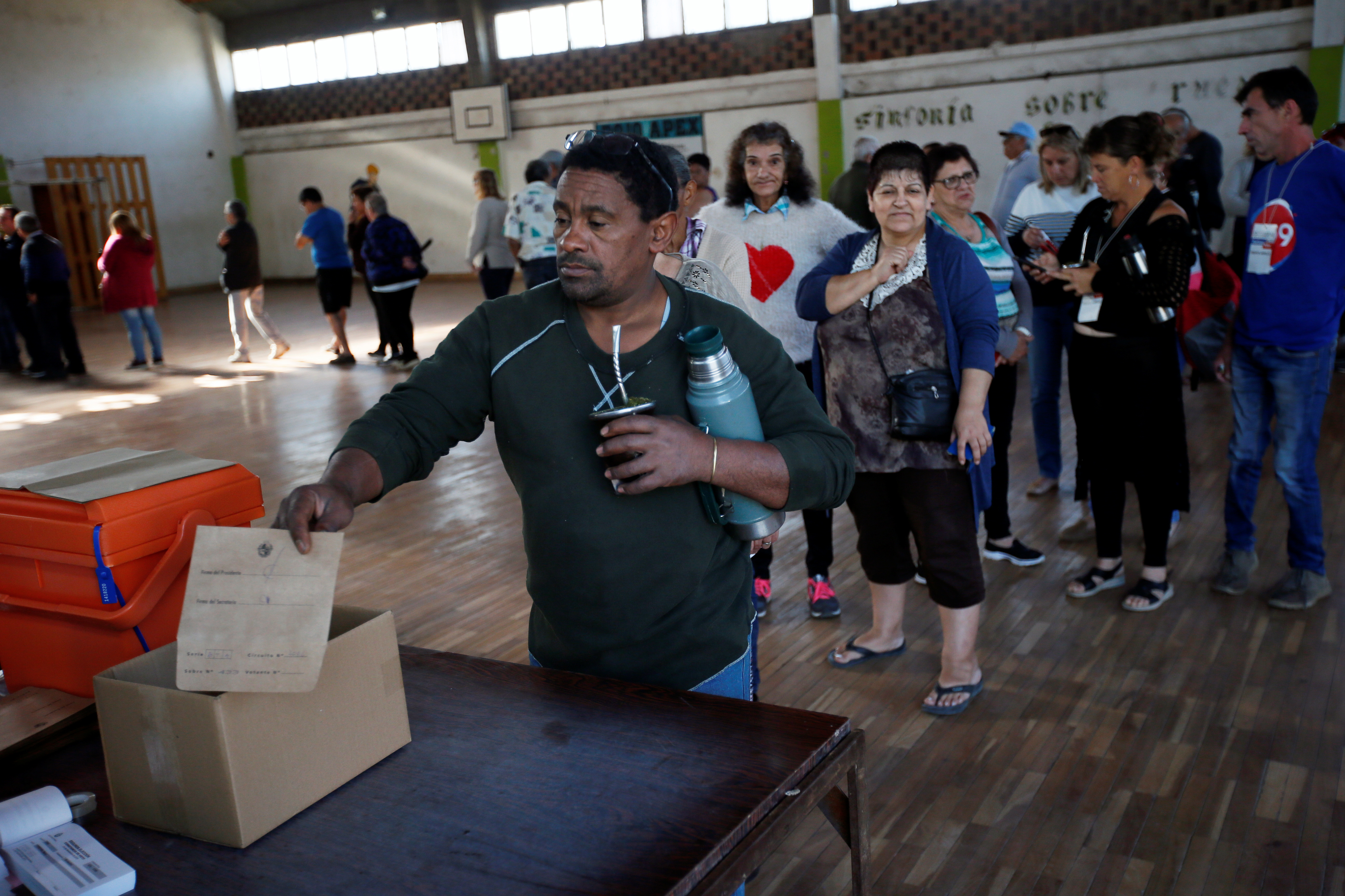 Un 42 % de electores ha votado al mediodía en las elecciones de Uruguay