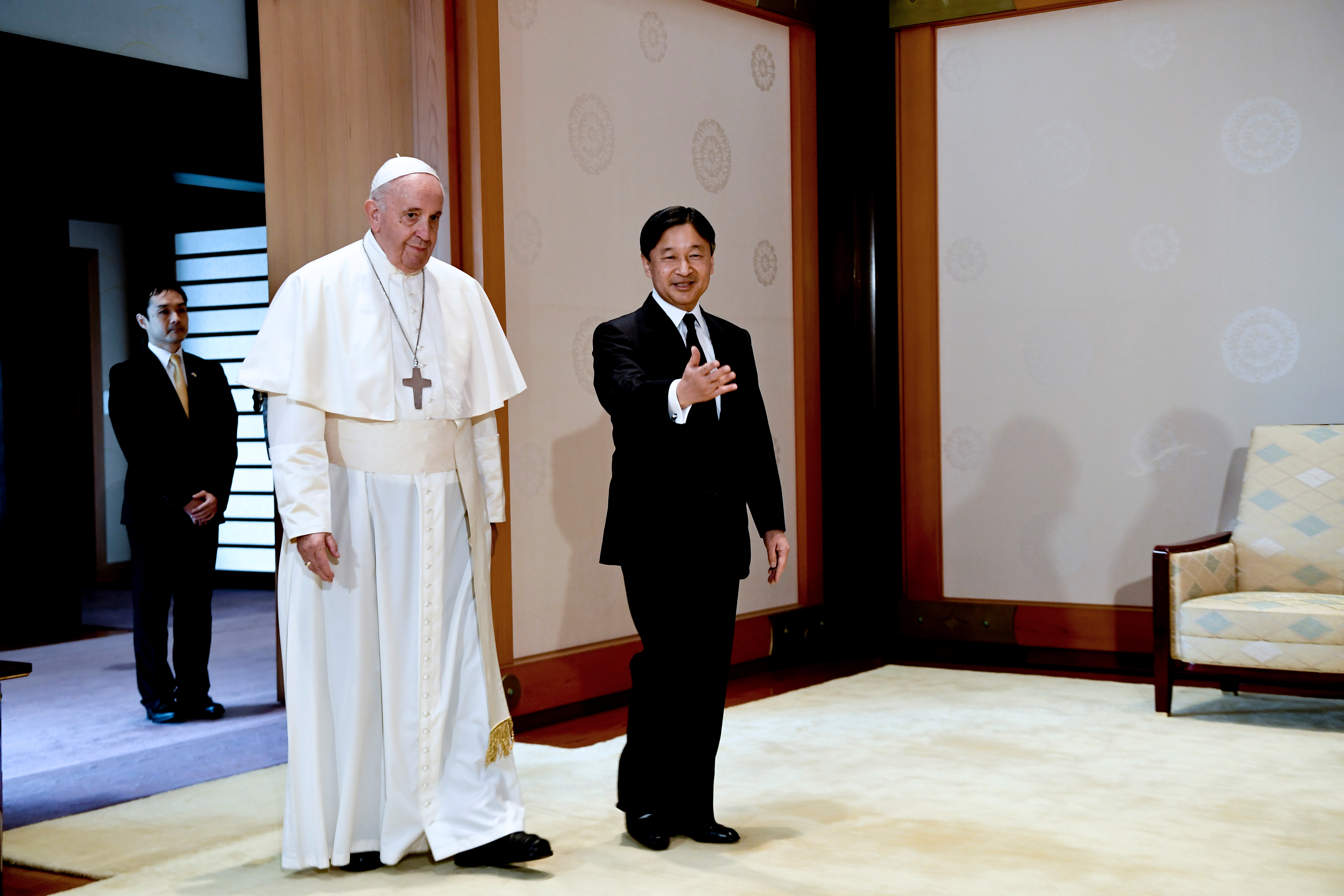 El Papa confesó al emperador Naruhito que sus padres lloraron por Hiroshima
