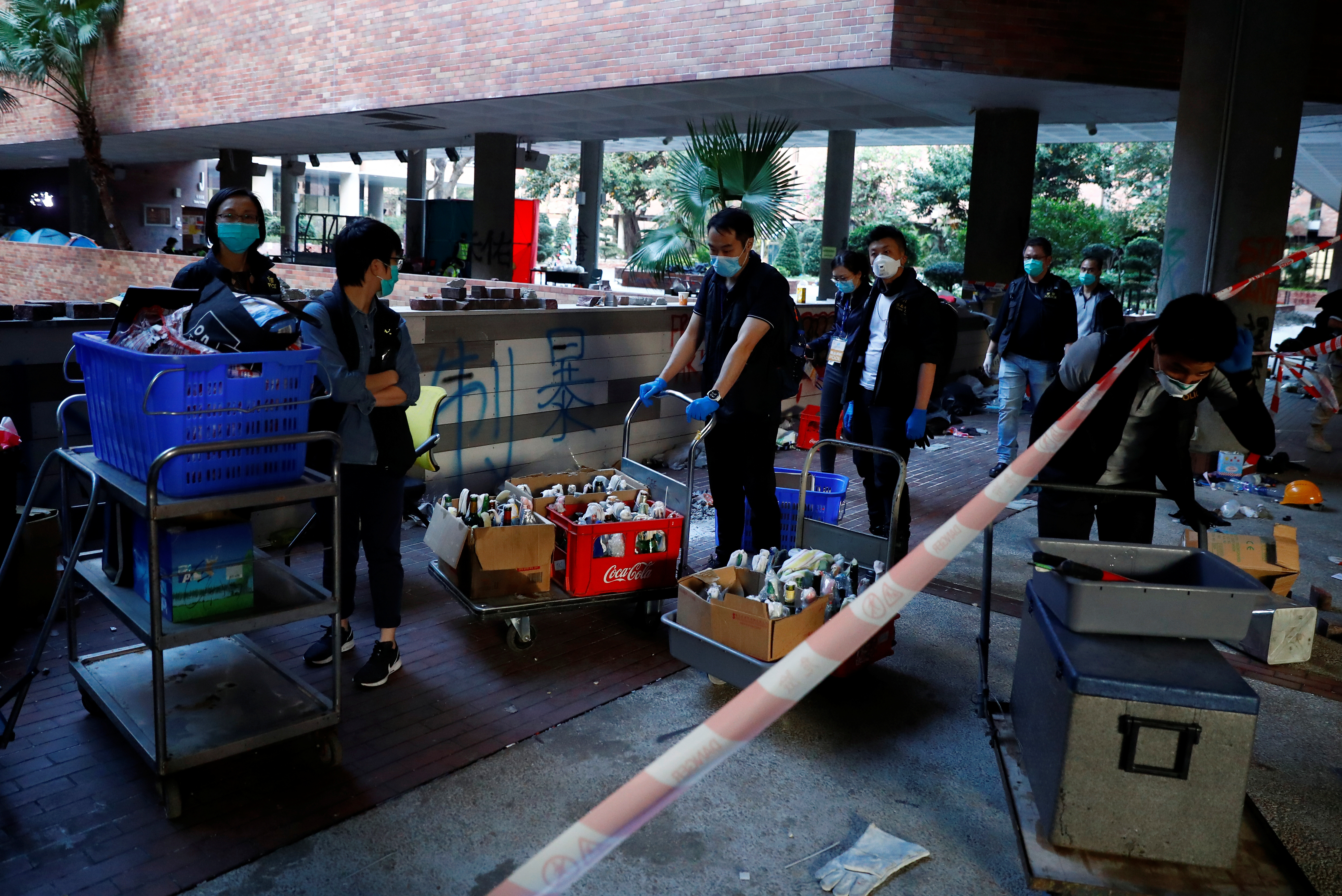 La policía de Hong Kong entró en el devastado campus de la universidad asediada (Fotos)