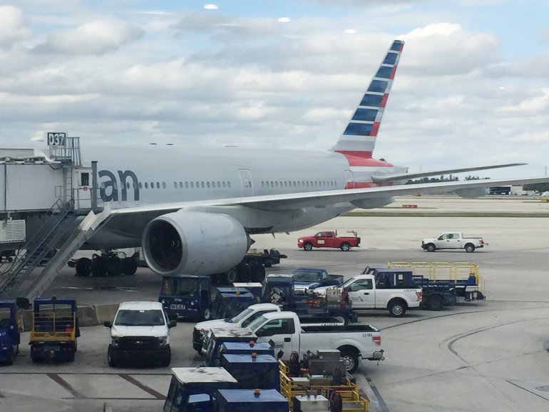 Arrestan a cuatro asistentes de vuelo en aeropuerto de Miami por lavado de dinero