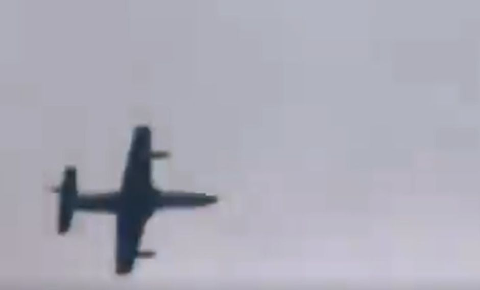 Aviones militares sobrevuelan a baja altura en La Paz por protestas (VIDEO)
