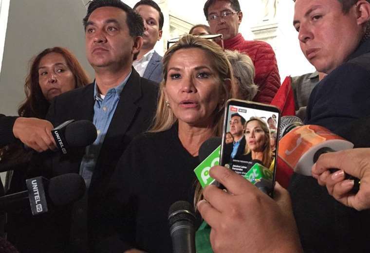 Evacuaron camuflada a la senadora Áñez ante riesgo de que adeptos de Evo tomen el centro de La Paz