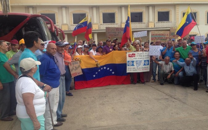 Jubilados de Pdvsa protestan en El Tigre por pasivos laborales y medicinas #6Nov (FOTO)