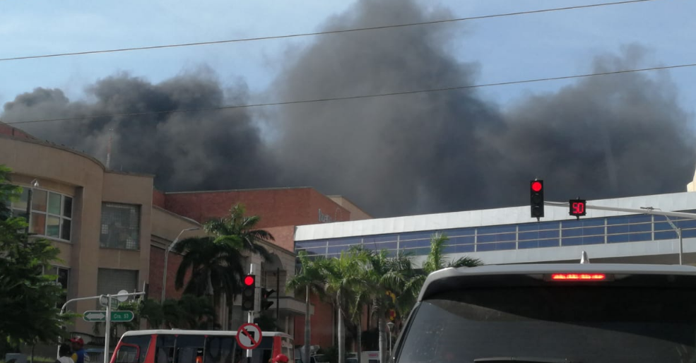 Así quedó el centro comercial Luxury en el norte de Barranquilla, luego de un voraz incendio (FOTOS +VIDEO)