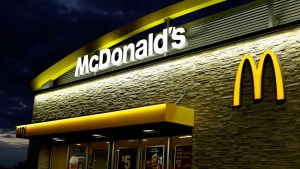 En plena persecución policial, se detuvo a ordenar comida en McDonald’s y la arrestaron