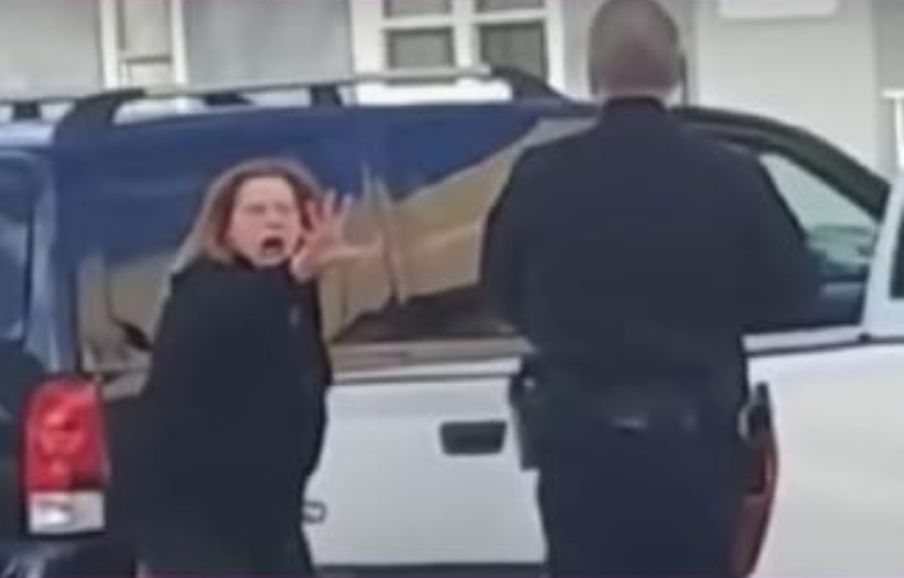 ¿AH? Mujer poseída por fuerzas malignas intentó atacar a un policía en plena calle (VIDEO)