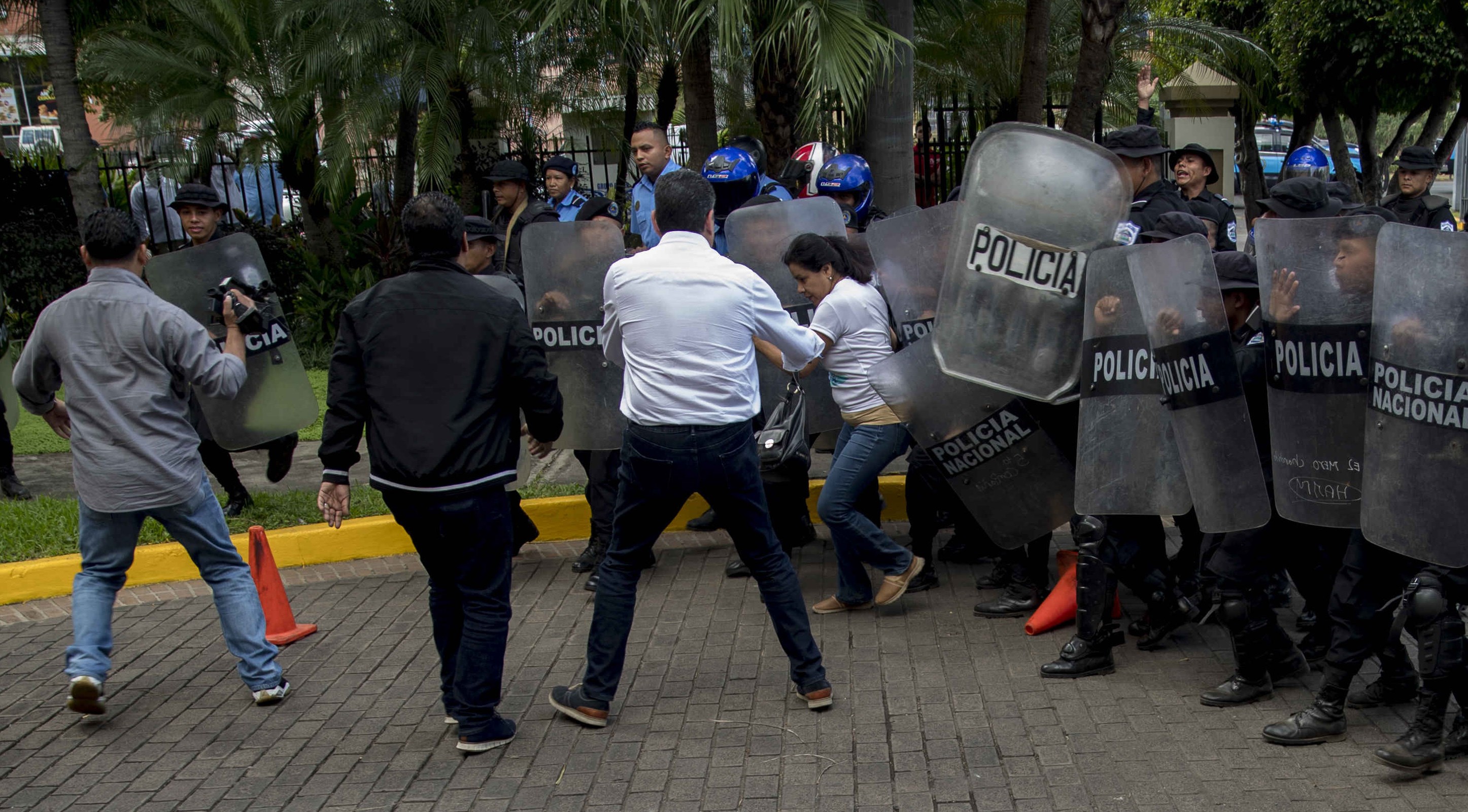 Golpean a opositores y periodistas durante protesta contra Ortega en Nicaragua (Fotos)