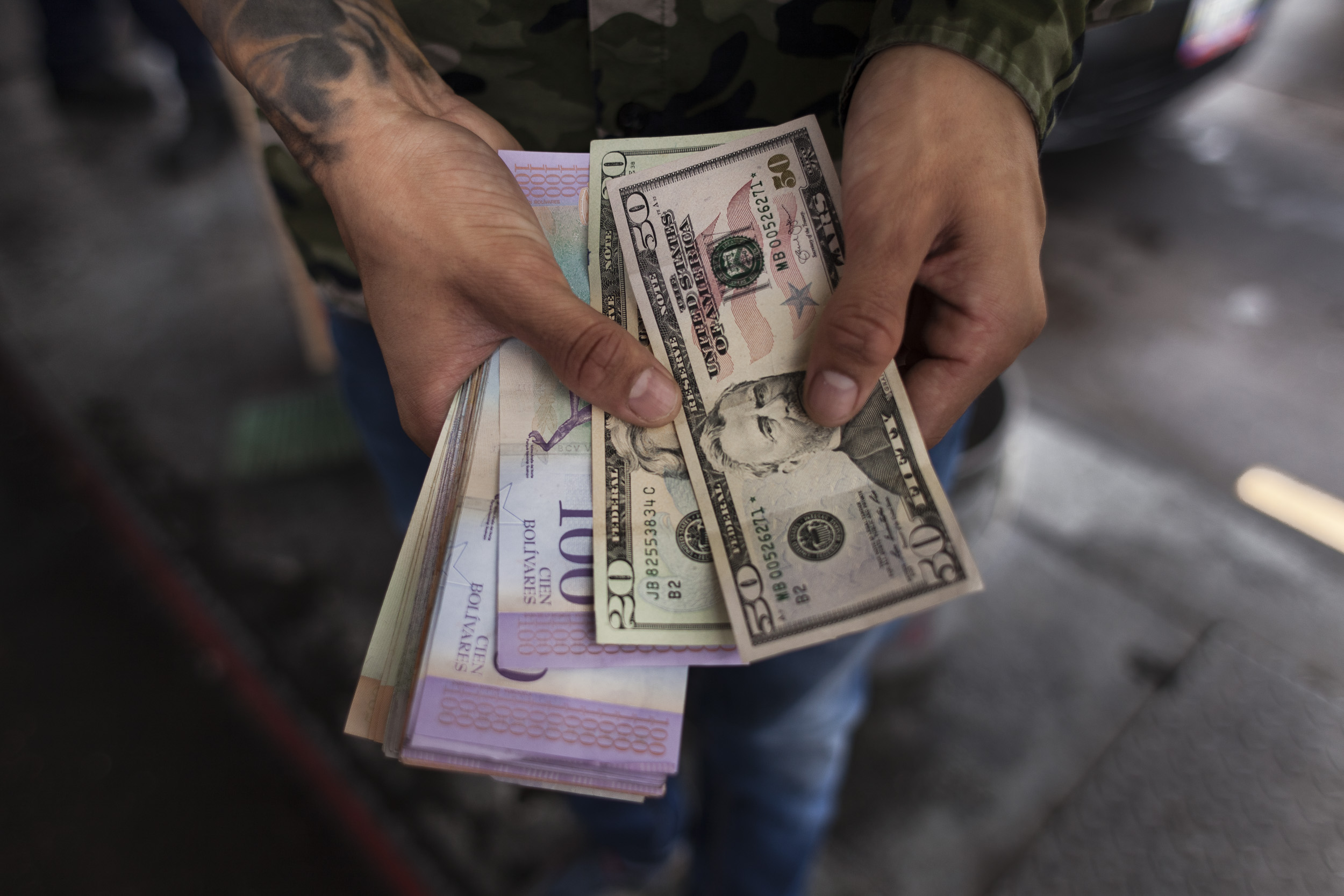 Florecen los negocios turbios en Venezuela por la escasez de efectivo