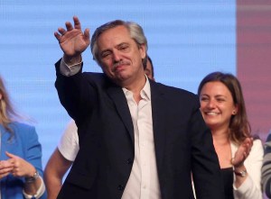 Fernández asume como presidente en una Argentina en crisis pero en calma