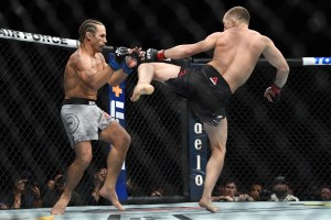 Luchador ruso noqueó a leyenda de la UFC con una espectacular patada (VIDEOS)
