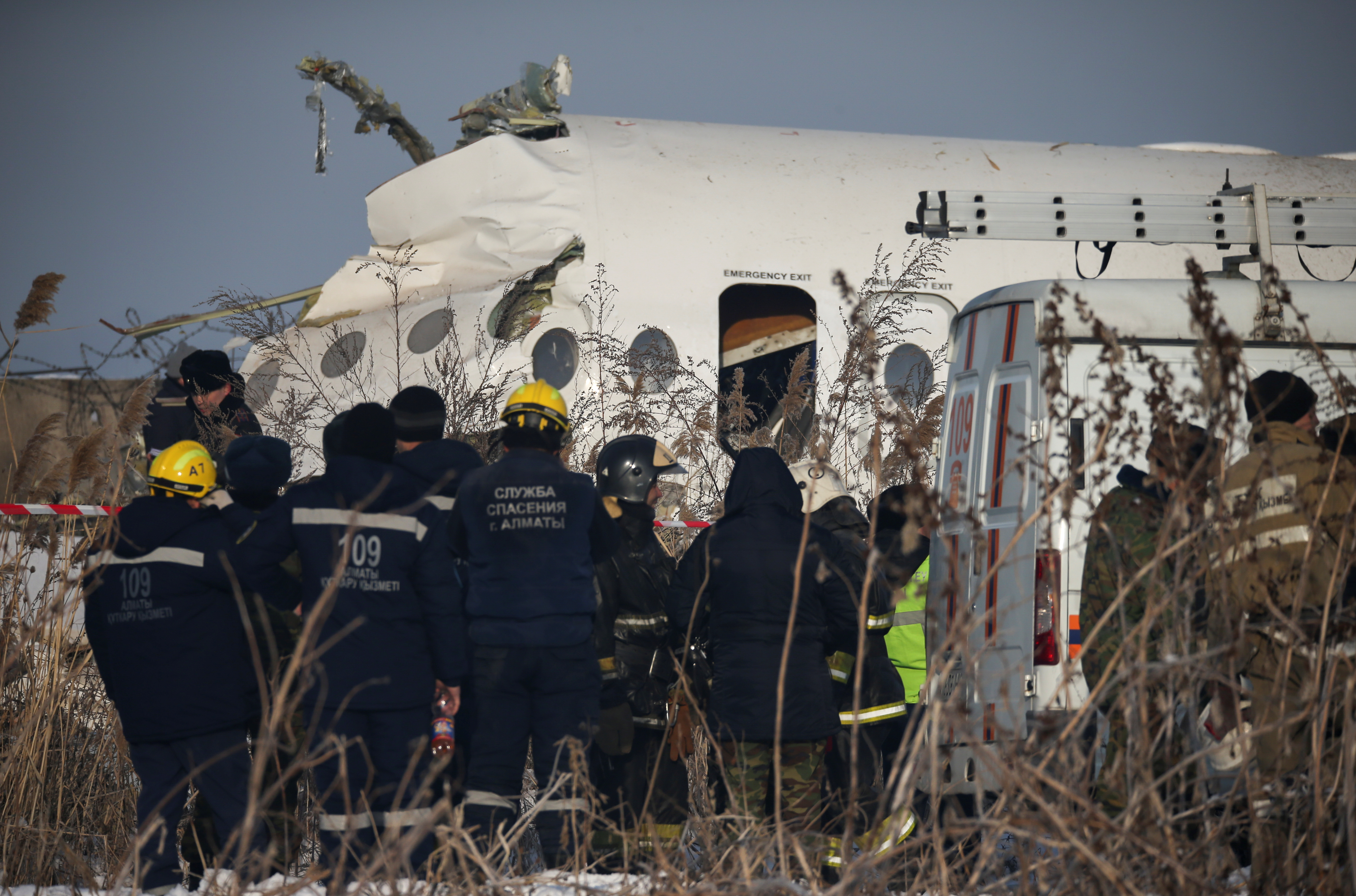 Al menos 15 muertos y más de 66 heridos al estrellarse avión de pasajeros en Kazajistán