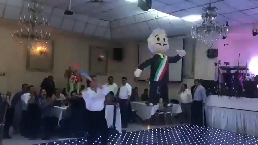 Diputados mexicanos le dieron palo a una piñata de López Obrador (VIDEO)