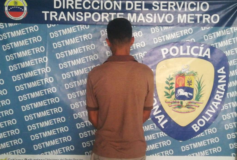 Capturan a delincuente en el Metro de Caracas que intentó robar con una pistola de mentira (FOTO)