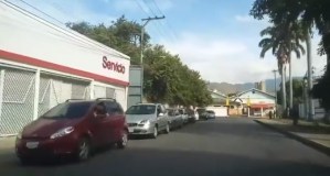 En Video: Continúan las largas colas para surtir gasolina en el estado Aragua #11Dic