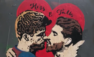 Un beso entre Piqué y Sergio Ramos para defender el diálogo Cataluña-España