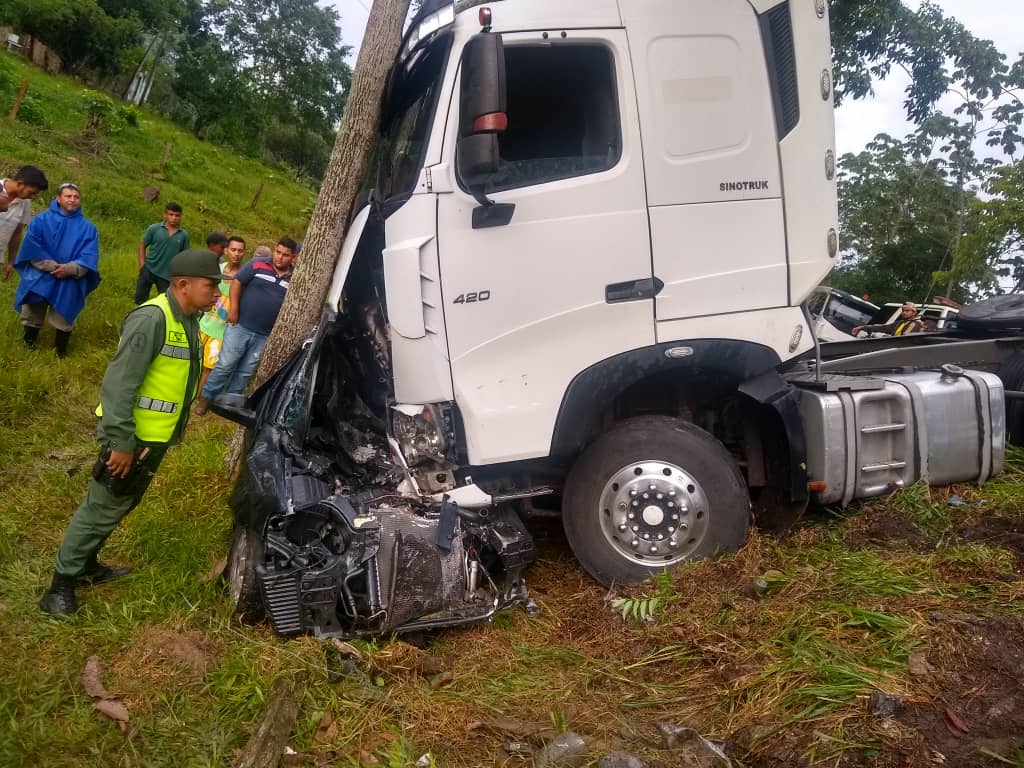 Un sargento y una ciudadana murieron en un accidente de tránsito ocurrido en Táchira