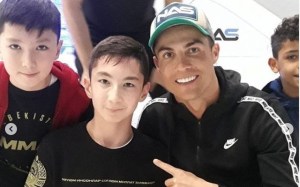 Conoce a Ali Turganbekov: El niño que nació sin piernas y jugó con Maradona, Messi y Cristiano Ronaldo