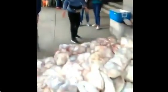 VIRAL… Así humillan a los viejitos para entregarles el tan codiciado “pernil revolucionario”