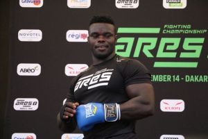 El “Hulk senegalés” debutó con un violento nocaut en la MMA (VIDEOS)