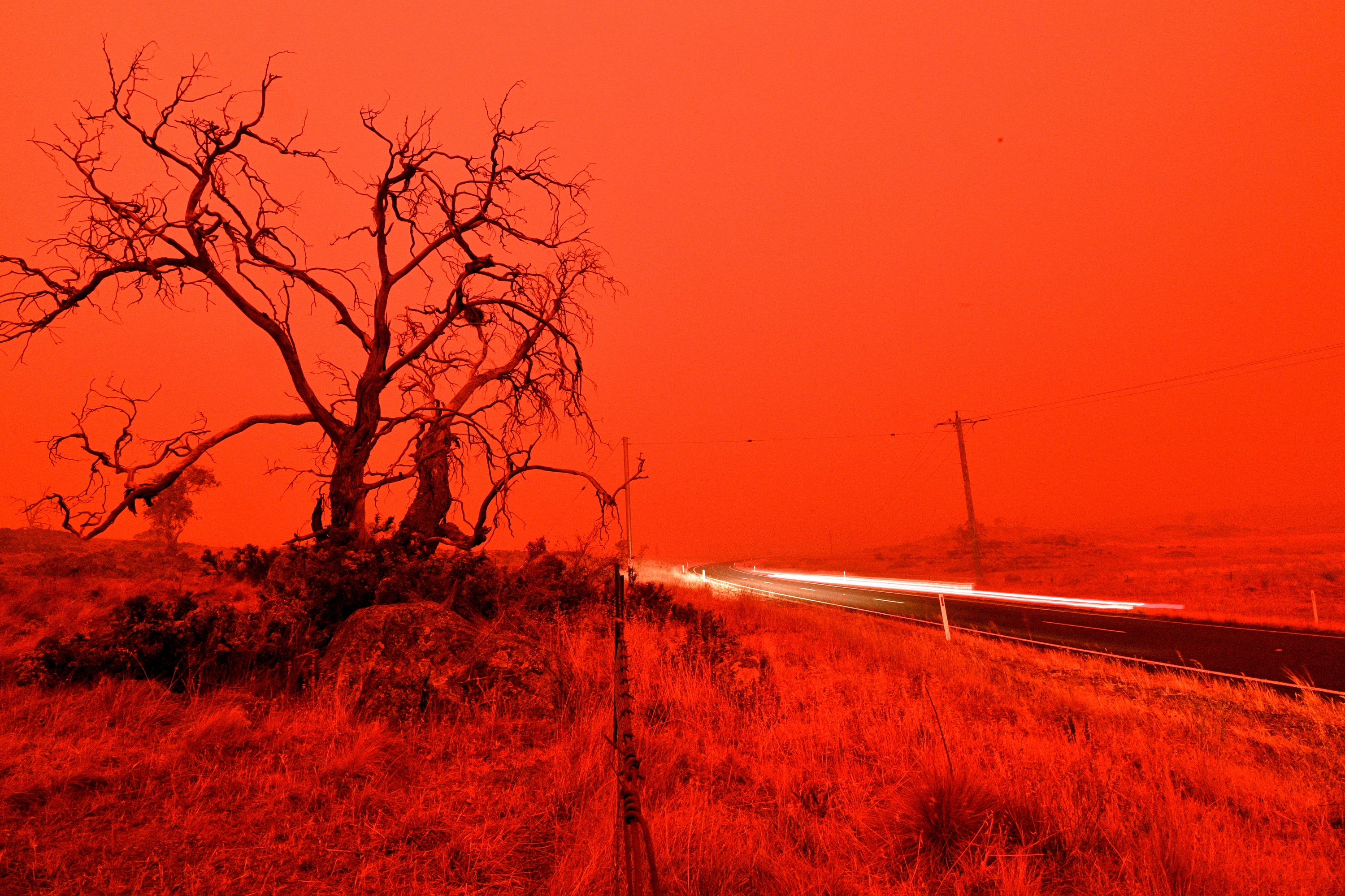 El impresionante vuelo a través del cielo rojo de fuego en Australia (VIDEO)