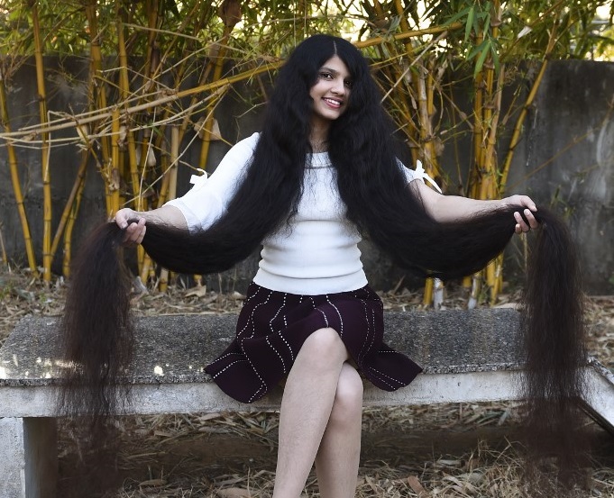 Adolescente rompe récord con el cabello más largo del mundo: 190 cm
