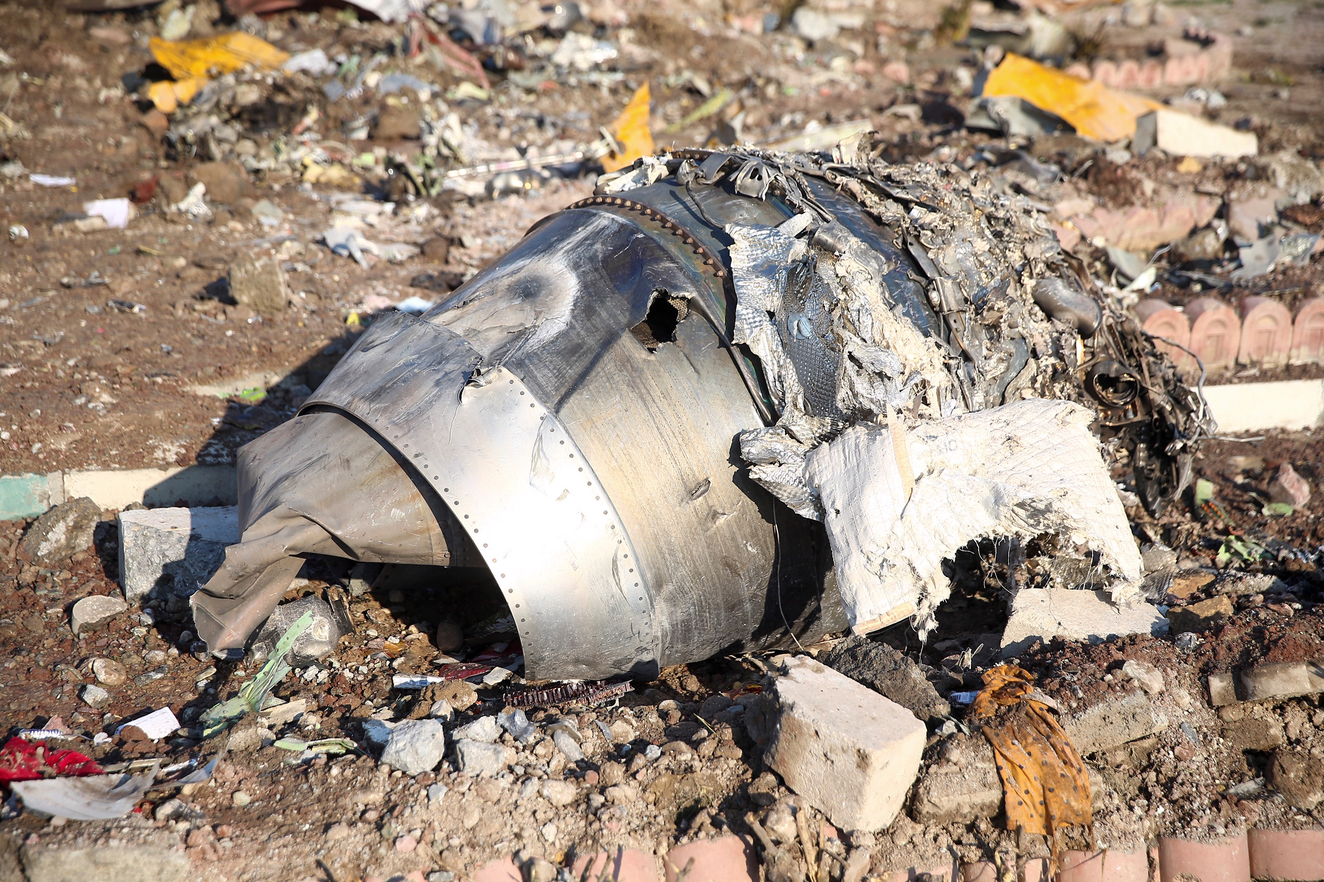 FOTO de los restos del avión ucraniano que cayó en Irán sugiere el impacto de un misil