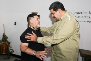¡Hasta Maradona le hace el feo a Maduro! Nicolás le ofreció el cargo de DT de La Vinotinto y lo rechazó (VIDEO)