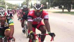 Docenas de ciclistas participan en un paseo en bicicleta conmemorativo por el líder del grupo asesinado