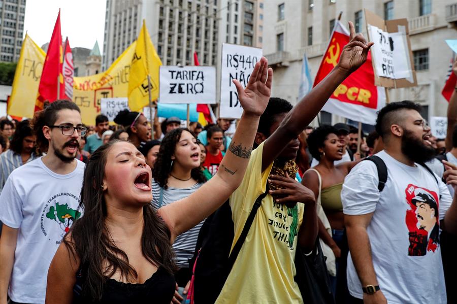 Brasileros realizan la primera protesta del año en contra del aumento del pasaje
