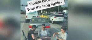 Hombres de Florida juegan cartas en medio del tráfico