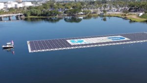 Miami-Dade instala paneles solares flotantes cerca de la autopista Dolphin Expressway