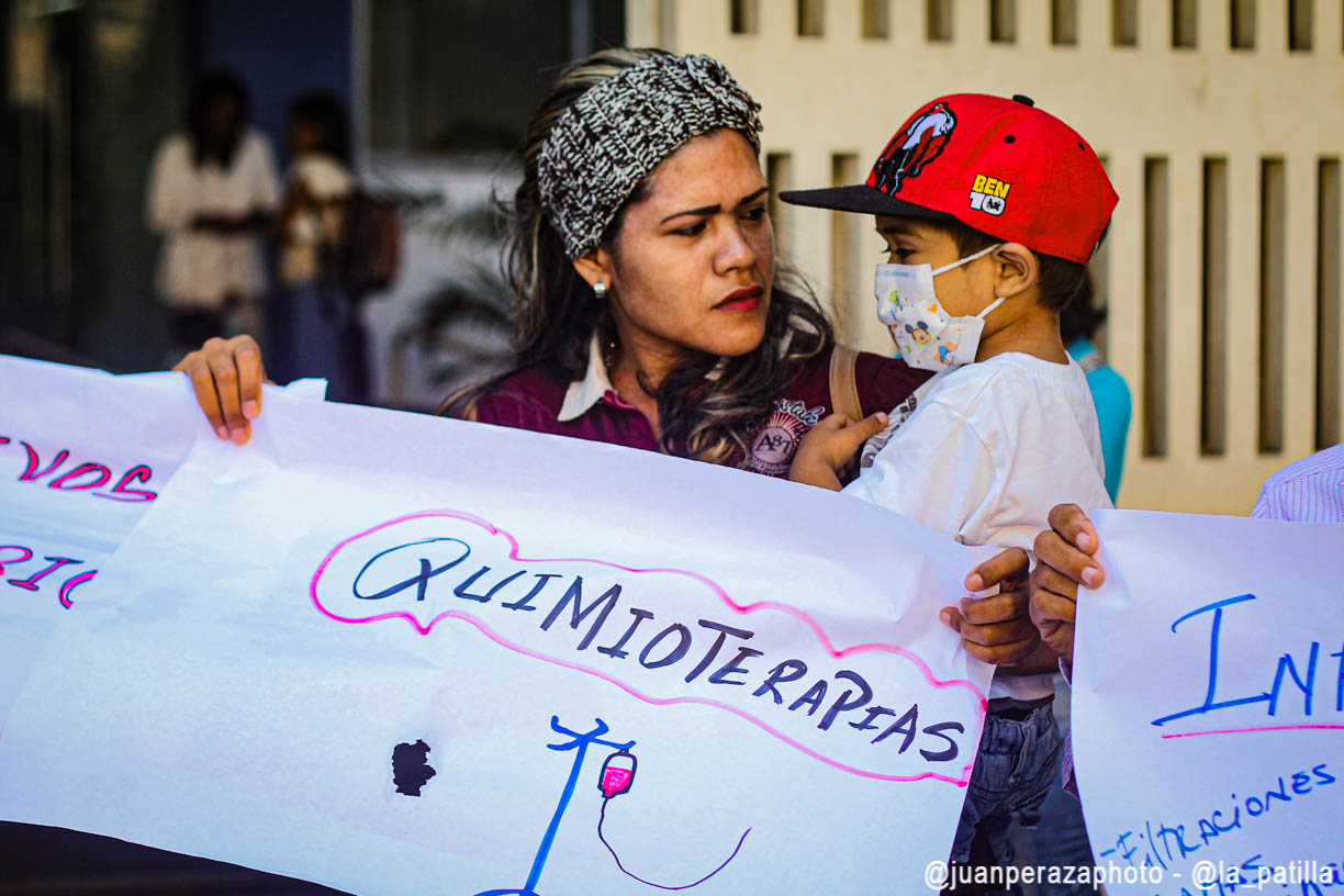 EN FOTOS: Así son los rostros de la agonía de familiares y pacientes del JM de los Ríos