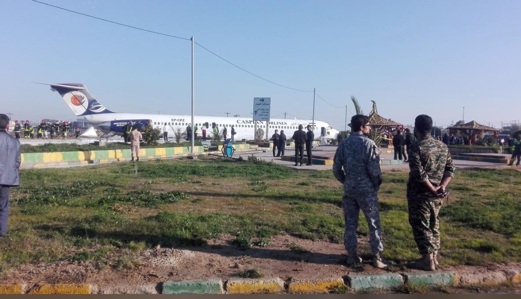 Avión iraní se desliza de la pista a la carretera con pasajeros a bordo