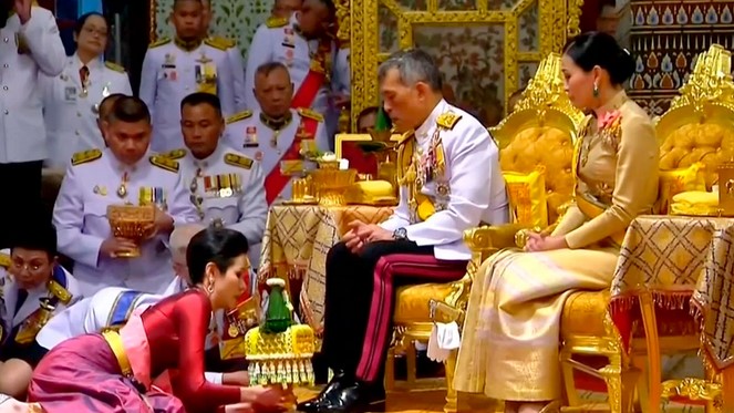 Los estudiantes mandan un mensaje al rey de Tailandia para reducir su poder