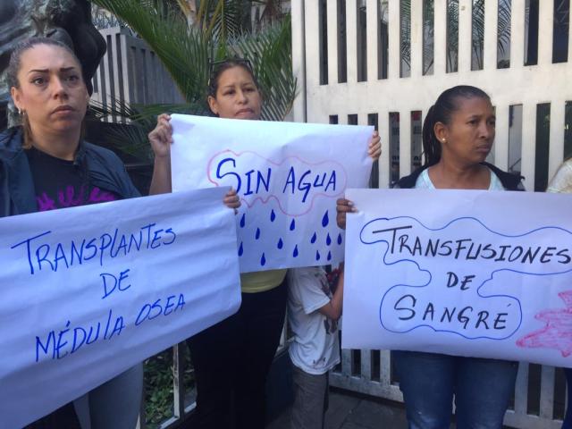 Padres de pacientes del JM de los Rios ruegan por buena atención. Imagen: @RayliLujan