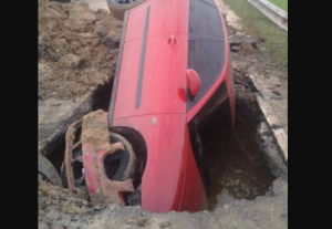 Un carro quedó atrapado en una zanja que las autoridades no señalizaron en Charallave (Fotos)