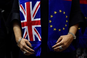 El solemne momento en que retiraron la bandera británica de la sede de la Unión Europea en Bruselas (VIDEO)