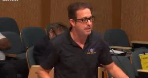 Policía de Miami suspende a oficial hispano que fingió ser negro