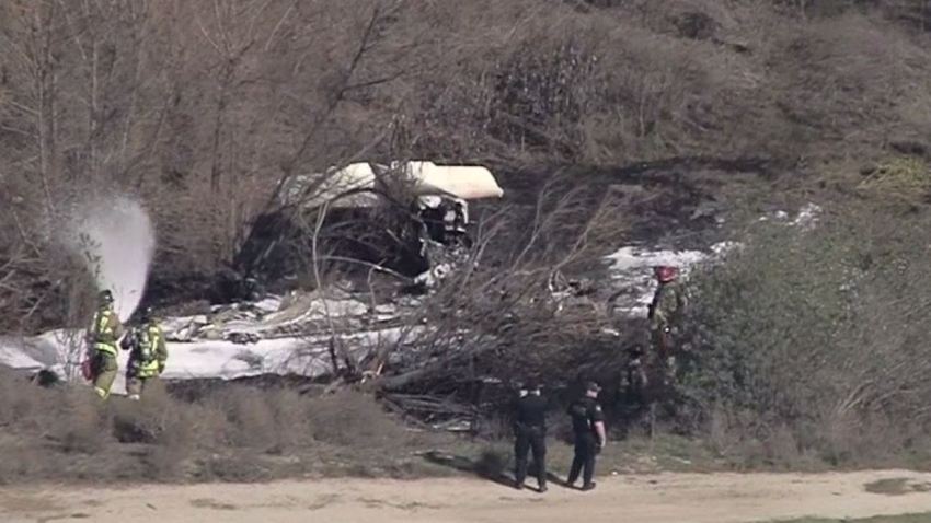 Cuatro personas fallecidas al caer avión en aeropuerto local en Corona