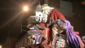Melchor perdió los estribos al lanzar caramelos por todas partes en la celebración del Día de Reyes (VIDEO)