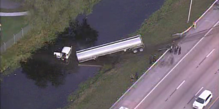 Camión cisterna de combustible cae en el canal después de chocar en la Turnpike en Hollywood