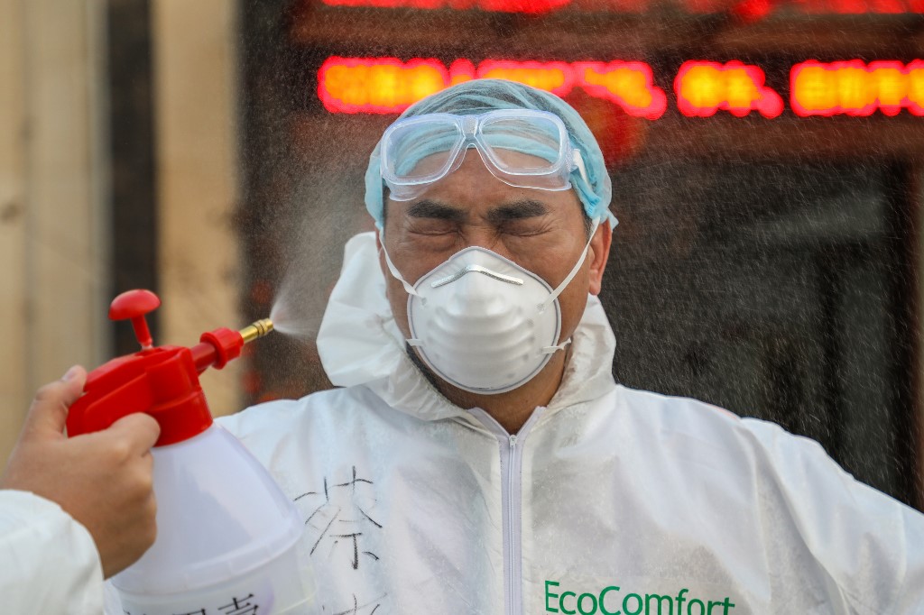 Así desinfectan los billetes en china ante la propagación del coronavirus (VIDEO)