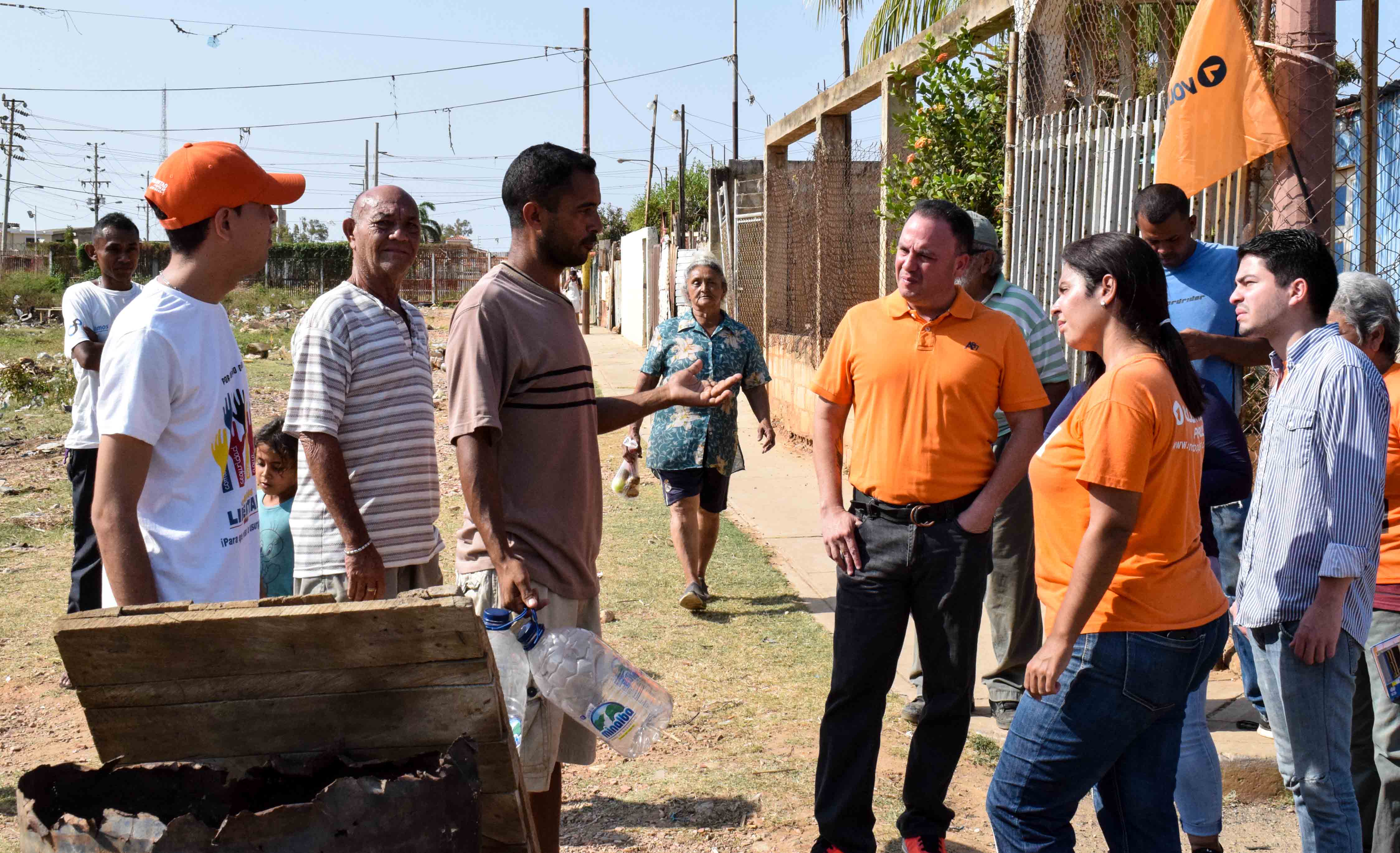 Desbordamiento de aguas afecta a vecinos de los barrios Rómulo Gallegos y Teotiste de Gallegos en Maracaibo (Fotos)