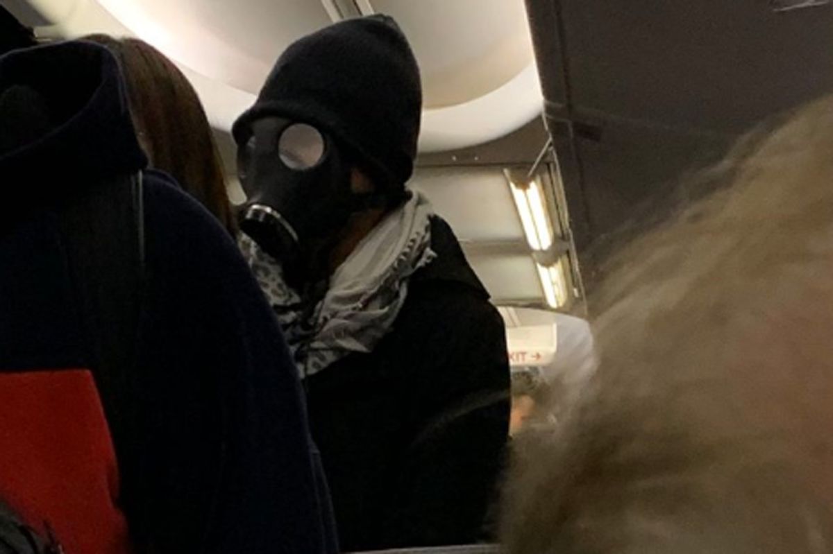Hombre con máscara de gas provoca pánico a bordo del vuelo de American Airlines en Texas