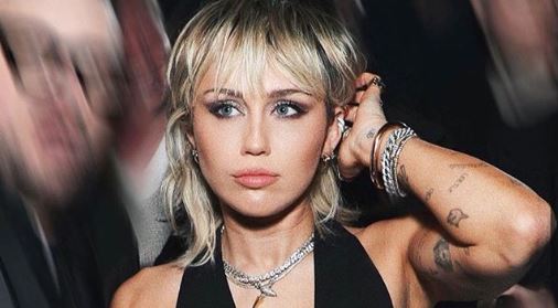 ¡Auxilio, cuidado! A Miley Cyrus se le vio un pezón medio lado en el New York Fashion Week (FOTO)
