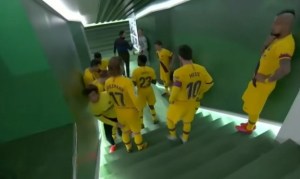 El Messi “capitán”: El curioso mensaje del argentino en el túnel de vestuarios frente al Betis (VIDEO)
