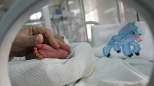 La conmovedora historia del bebé que venció al coronavirus después de 32 días en coma
