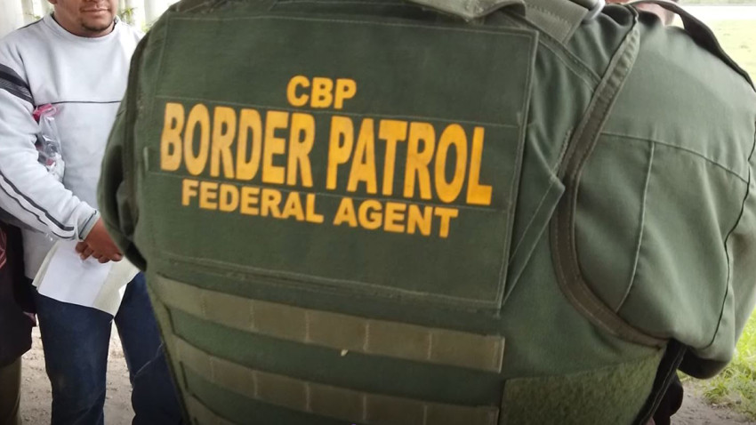 Autoridades encuentran a 26 inmigrantes dentro de un tráiler en California